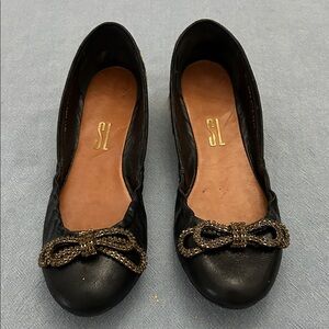 Chic Brazilian Black Flats with Bow Accent